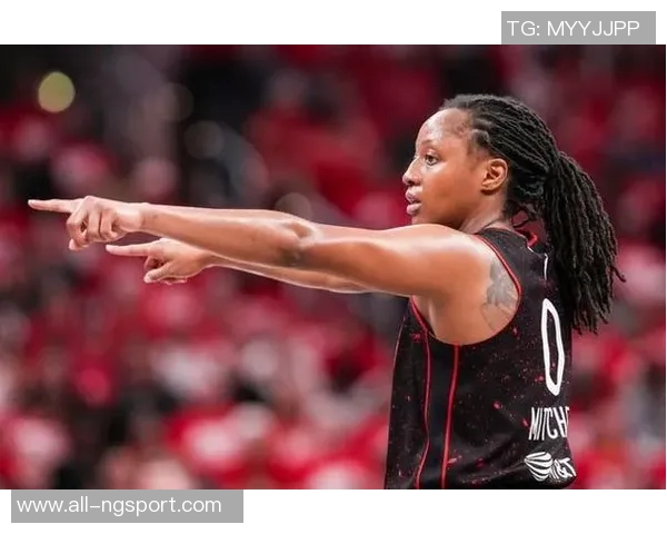 米切尔第三节伤退仅得15分2板2助球迷心痛不已遗憾难忍