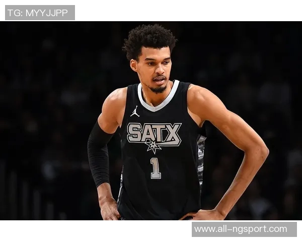 2米26控卫文班亚马展现全能球技助攻队友三分球精彩瞬间